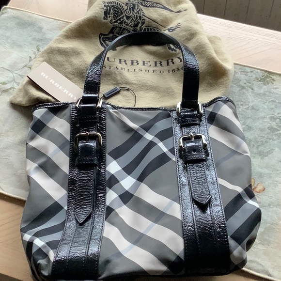 Burberry Handbags - Burberry Tote
